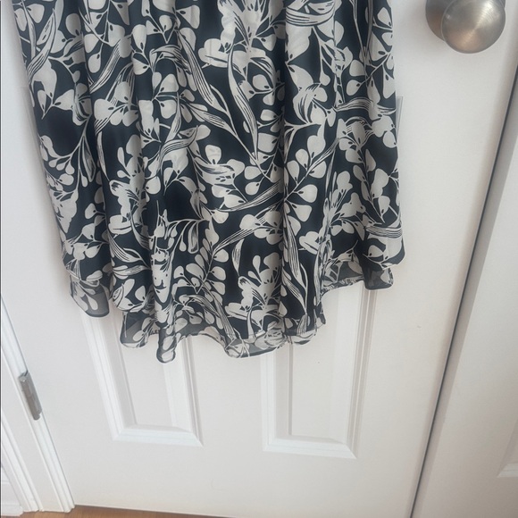 White House Black Market Monochrome Floral Dress. - Picture 7 of 8